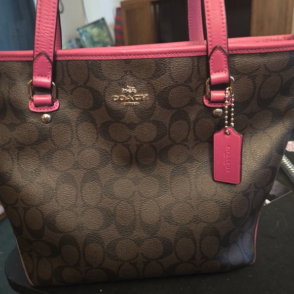 Authentic Coach purse in EUC - Picture 10 of 16